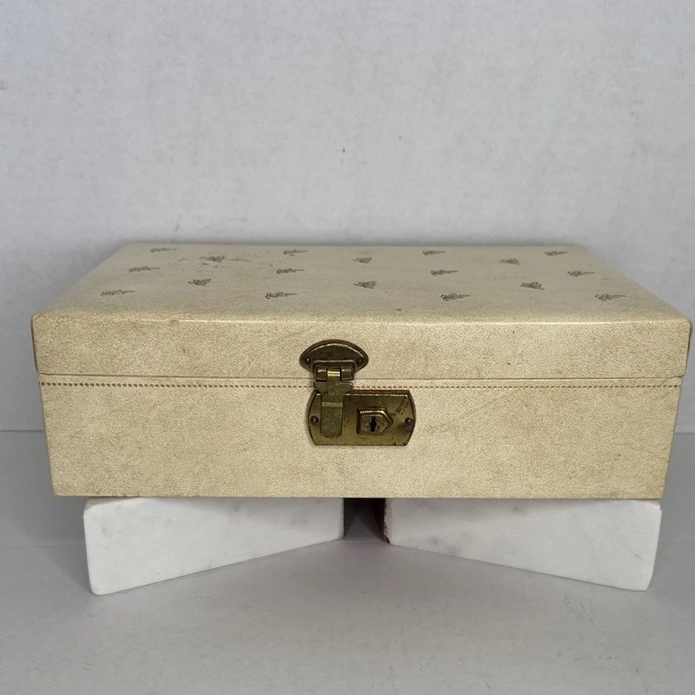 Vintage 1970's Cream and Gold Leaf Pattern Faux Leather Jewelry Box no key